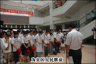 mk网与灾区人民心连心