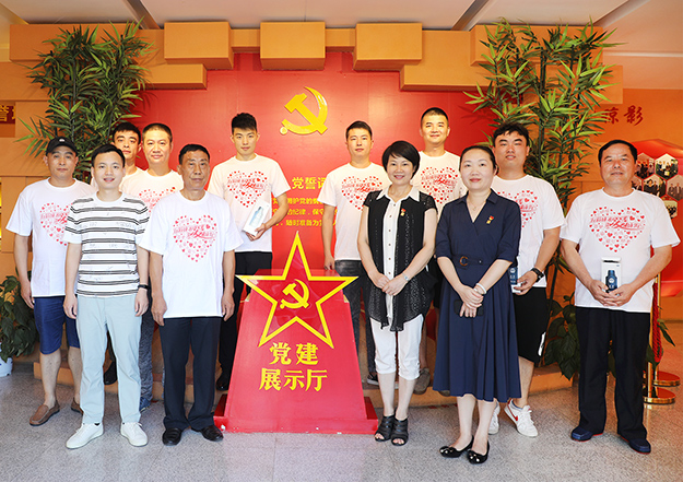 情暖退伍老兵 重拾红色记忆丨mk网党委开展“八一”走访慰问活动