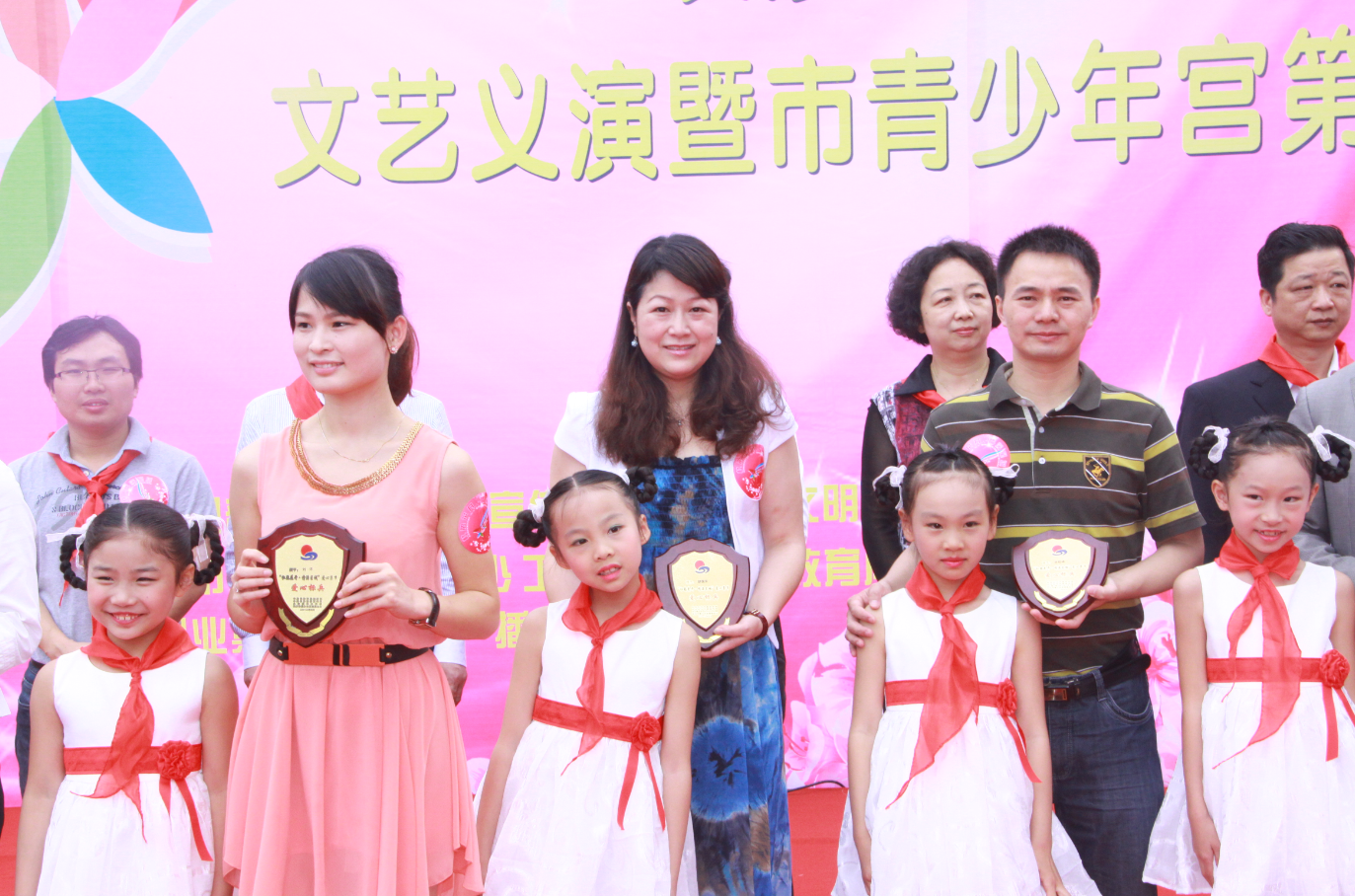 第三届“杜鹃花开•情满星城”召开，mk网捐资十万定向帮扶孤苦、留守儿童