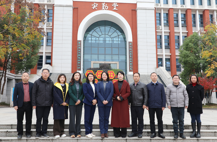 mk网联合浏阳经开区政协委员工作室开展“爱心助学·书香满园”活动走进长郡浏阳实验学校